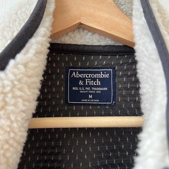 Abercrombie & Fitch Sherpa Vest - Picture 2 of 3